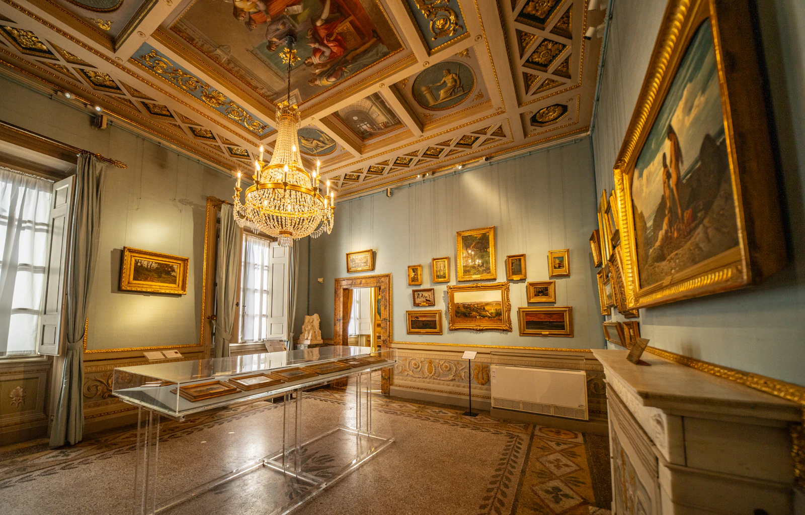 Sala de exposición con obras preparadas para una subasta